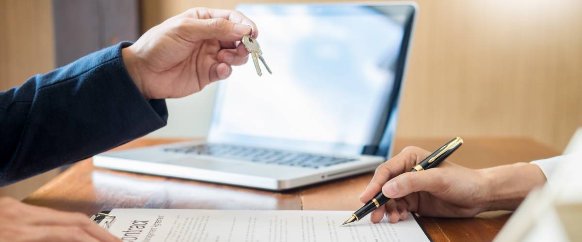 Signing mortgage agreement