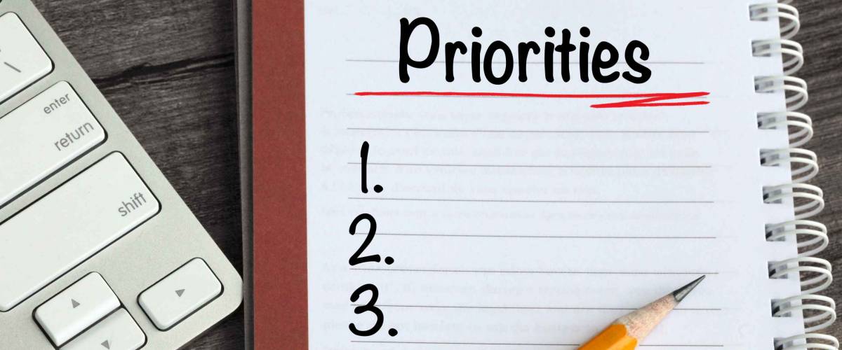 set priorities note, with desk background