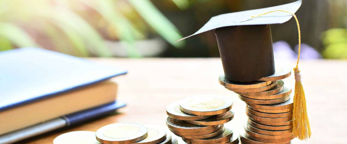 hat graduation model on coins