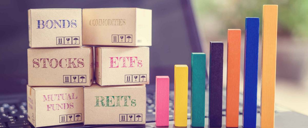 Online asset investment / portfolio diversification management for long-term profit growth concept