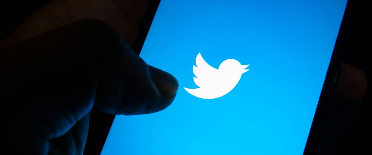 Buy products online via the twitter application at night.
