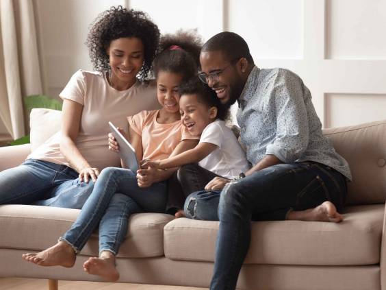 Héhé, s'amusant avec un appareil à la maison