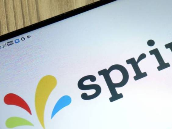 Logo Sprinklr Inc affiché sur téléphone mobile