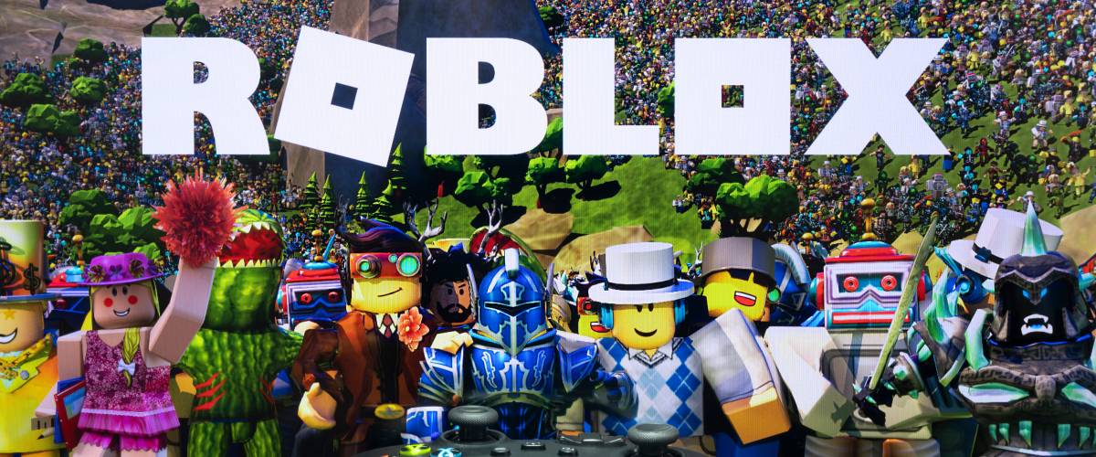 Roblox game image with Xbox controller in foreground